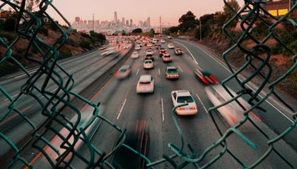 广西“奔驰亮证姐”引爆舆论 网友为何不信官方通报？