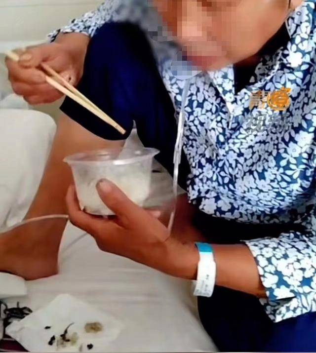 老人生病住院几媳下班晚了就点外卖老人边吃边嫌弃没有米香