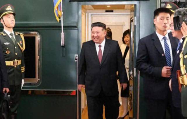朝外相飞抵中国，有2件事要办！金正恩在阅兵前打出关键牌