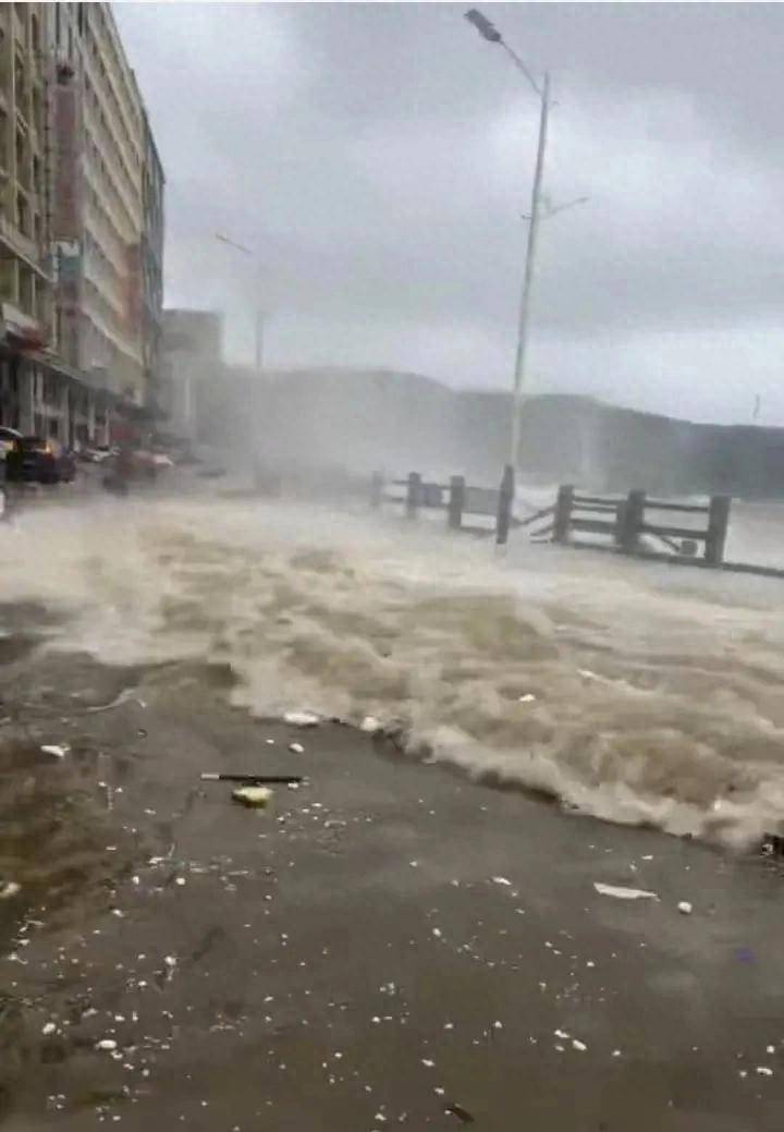 广东阳江一小镇遭海水倒灌，小区被淹一片汪洋，当地：天文大潮叠加台风“麦德姆”所致