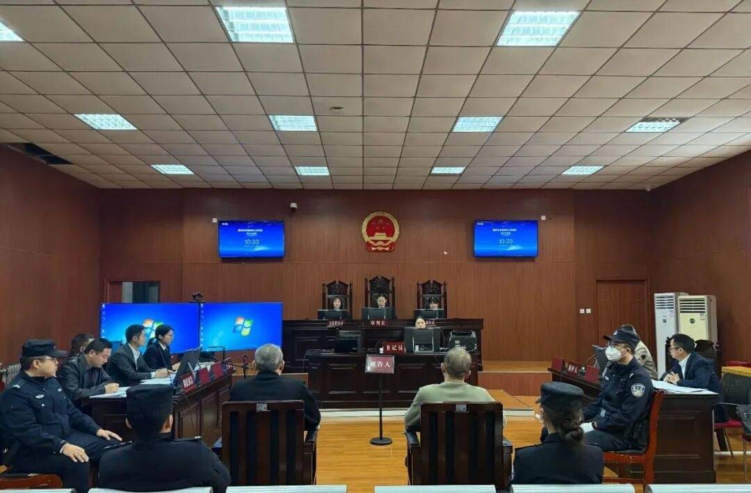 西安2人不满小区装停车桩，殴打保安致其骨折，物业经理录像时也被打骨折