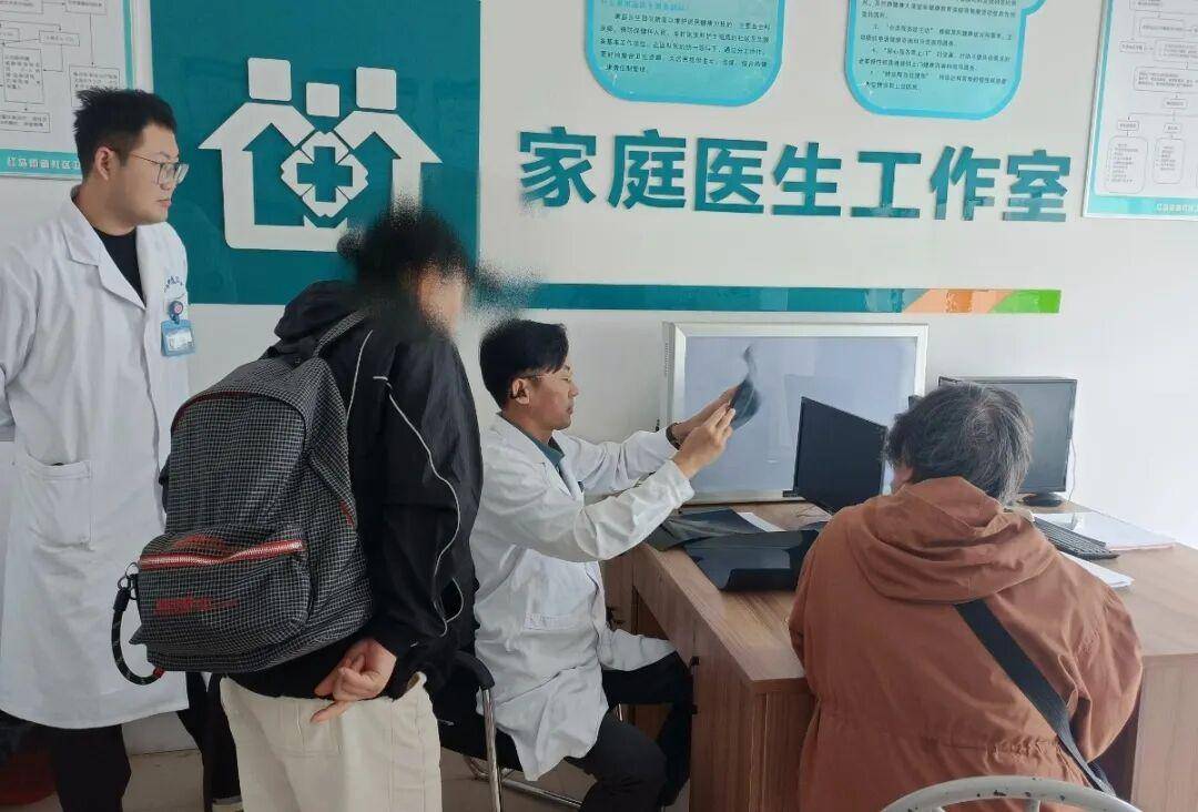 “大医院专家来了,我们在社区看病,也更放心了”