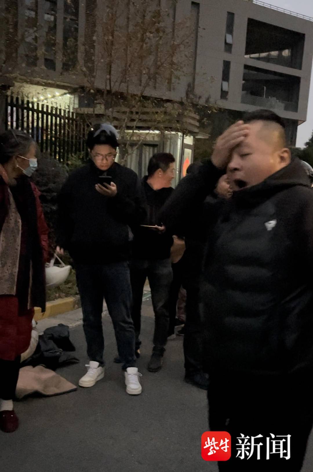 南京市民裹被子彻夜排队“抢”电动车牌 ！啥情况？记者凌晨探访上牌点——