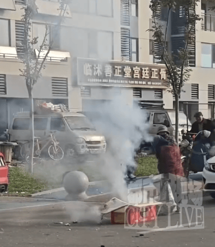 新人结婚放迎亲烟花，两位老人在燃放过程中争抢纸壳 ；目击者：现场火星四溅，老人无视危险