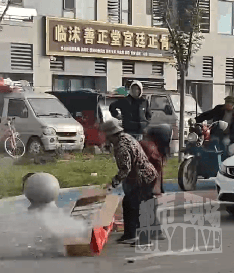 新人结婚放迎亲烟花，两位老人在燃放过程中争抢纸壳 ；目击者：现场火星四溅，老人无视危险