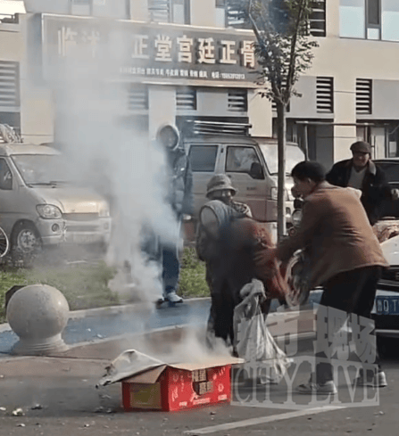 新人结婚放迎亲烟花，两位老人在燃放过程中争抢纸壳 ；目击者：现场火星四溅，老人无视危险