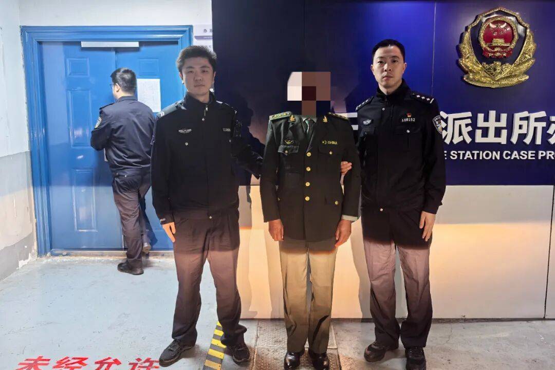 为哄刚交往女友，浙江男子网购拼凑假“将军制服”约会，被民警当场识破，行政拘留8日