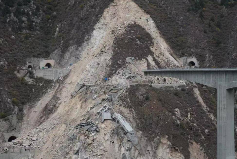 上游对话 | 发现阿坝垮塌大桥裂缝货车司机：看到垮塌视频感到后怕，庆幸当时及时上报