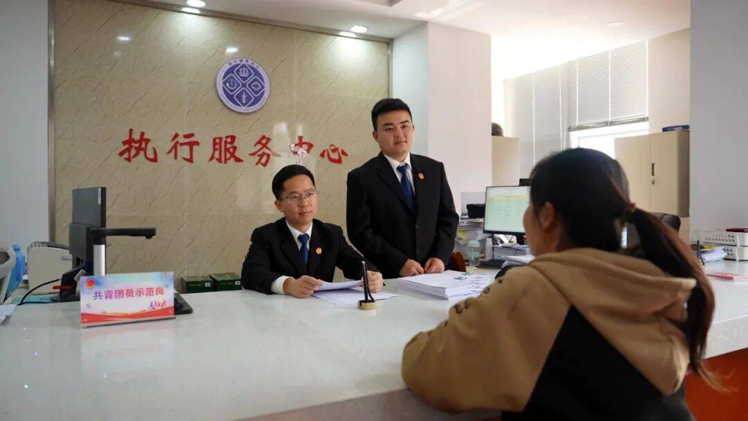 为了帮她还债，法官们直播卖螃蟹