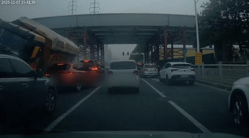 烟台一渣土车侧翻压死女老师,遇难者家属讲述: 学生纷纷悼念,肇事车经改装严重超载