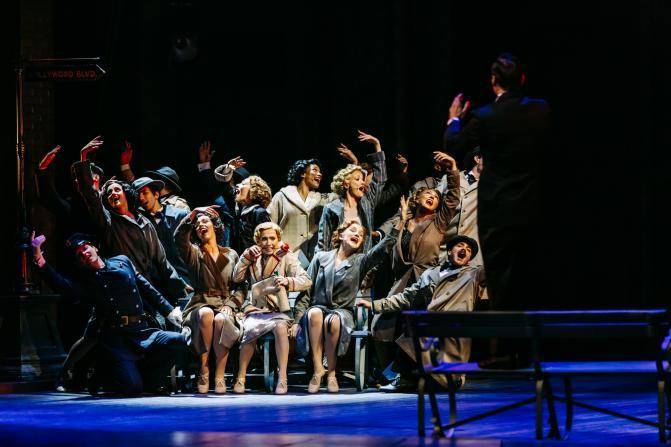 每场演出要用6吨温水，原版音乐剧《雨中曲》将在成都上演